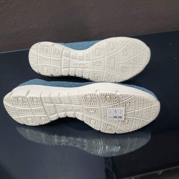 Sneakers Striped Blue Top. - Picture 8 of 9